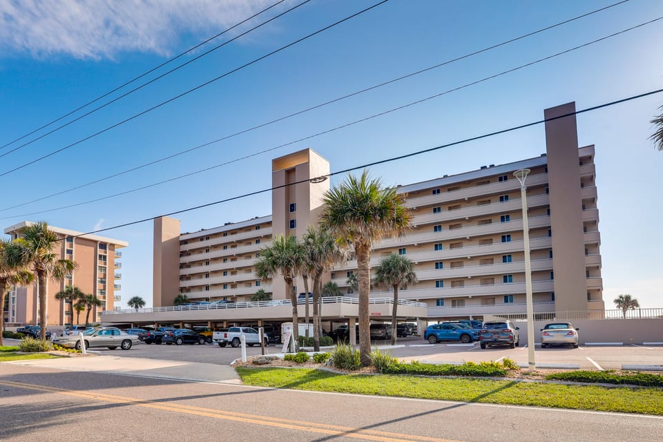 Unwind Poolside, Walk to Shore! Ponce Inlet Escape Apartment in Ponce Inlet