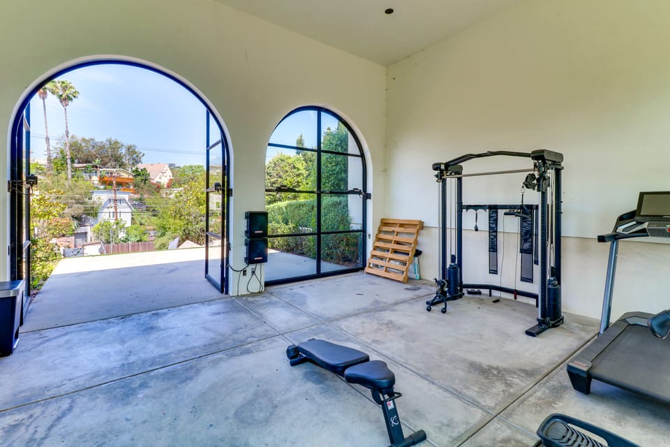 6,000-Sq-Ft Hollywood Hills Home w/ Pool, Hot Tub House in Hollywood