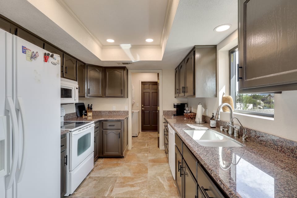 2 Mi to Lake Havasu! Mtn-View Poolside Paradise House in Lake Havasu City