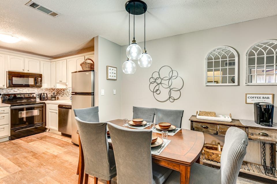 Unwind Poolside, Walk to Beach! Tennis, Pickleball Apartment in Hilton Head Island