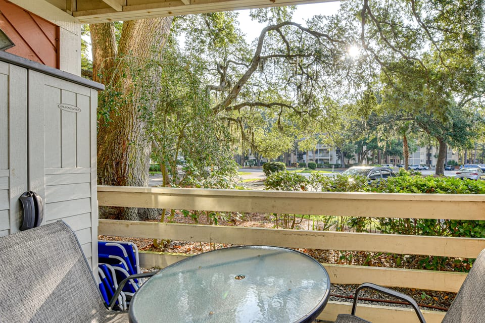 Unwind Poolside, Walk to Beach! Tennis, Pickleball Apartment in Hilton Head Island