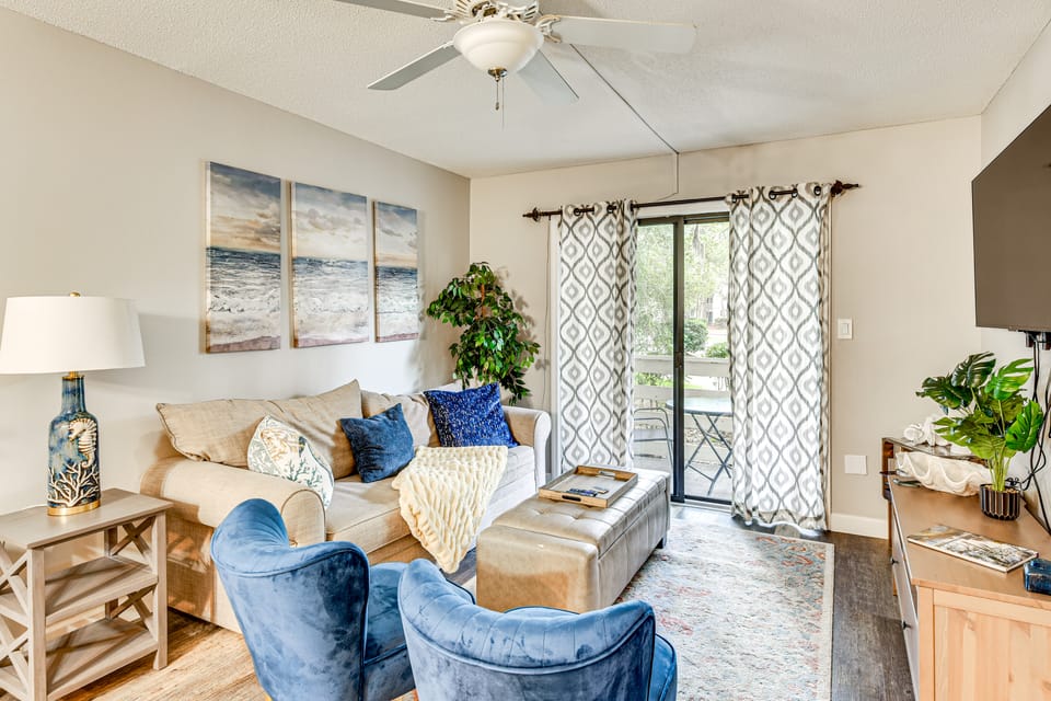 Unwind Poolside, Walk to Beach! Tennis, Pickleball Apartment in Hilton Head Island
