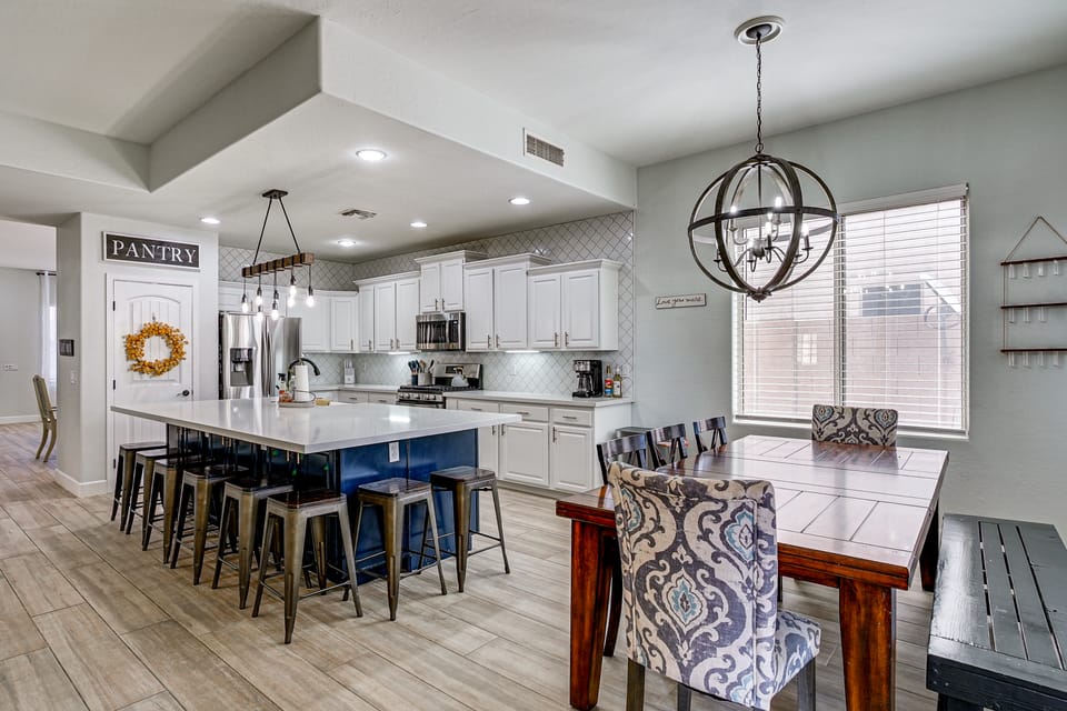 Outdoor Oasis w/ Pool! Glendale Group Escape House in Glendale