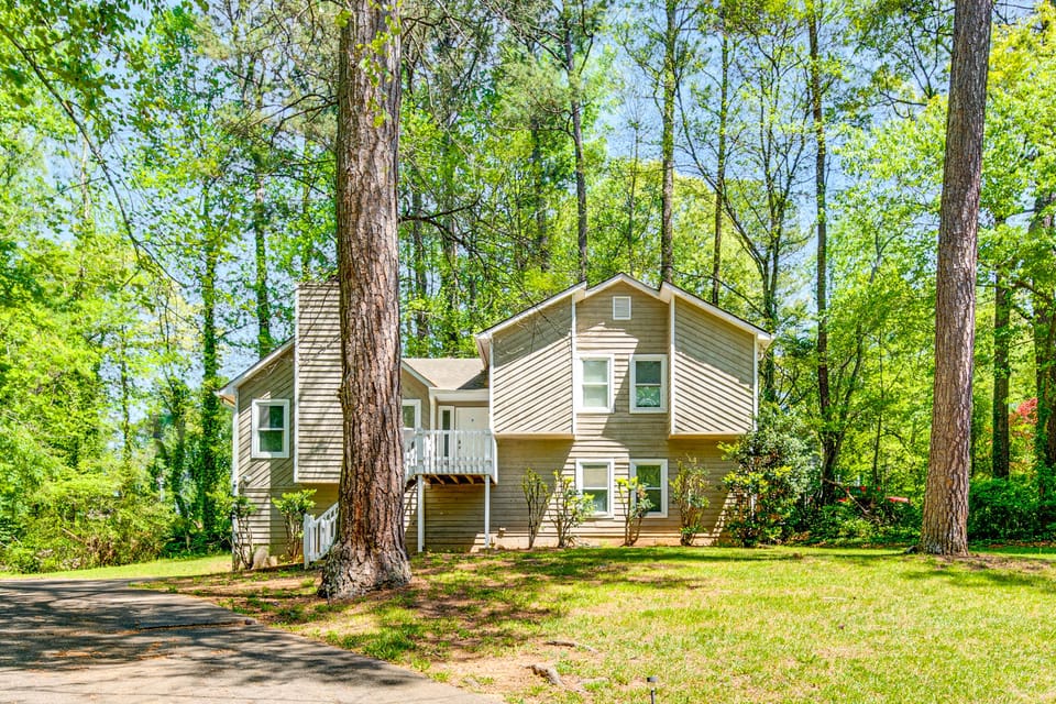 Family Getaway in Kennesaw! Spacious Home House in Kennesaw