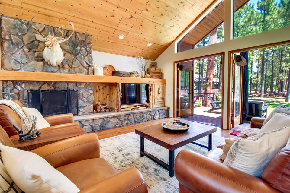 Deck, Fire Pit, Hot Tub! Pinetop Family Cabin House in Arizona