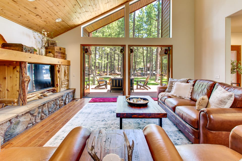 Deck, Fire Pit, Hot Tub! Pinetop Family Cabin House in Arizona