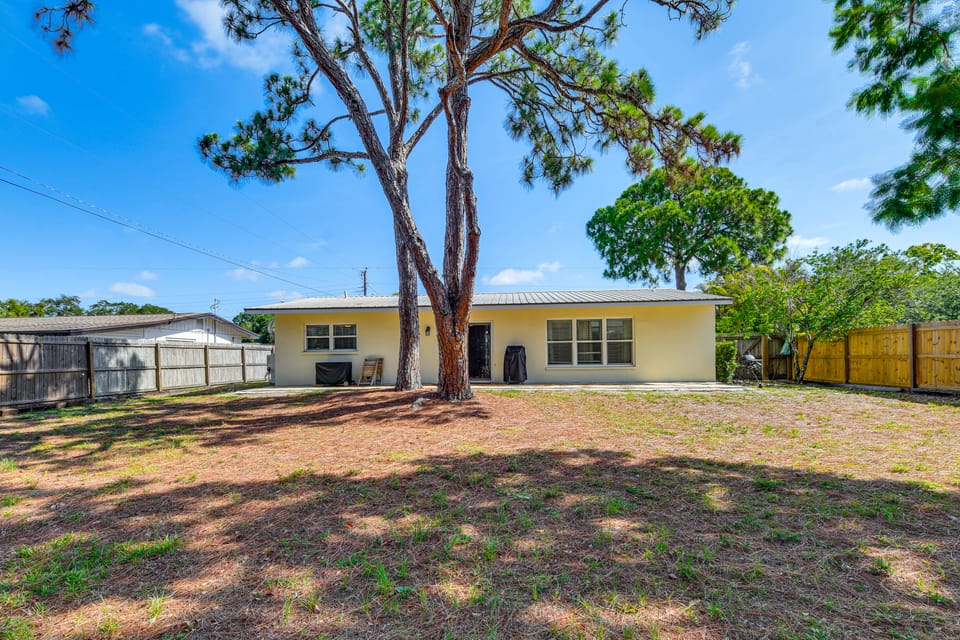 Walk to Park & Pool: Sarasota Family Home w/ Yard House in Sarasota