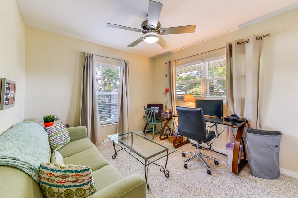 Walk to Park & Pool: Sarasota Family Home w/ Yard House in Sarasota