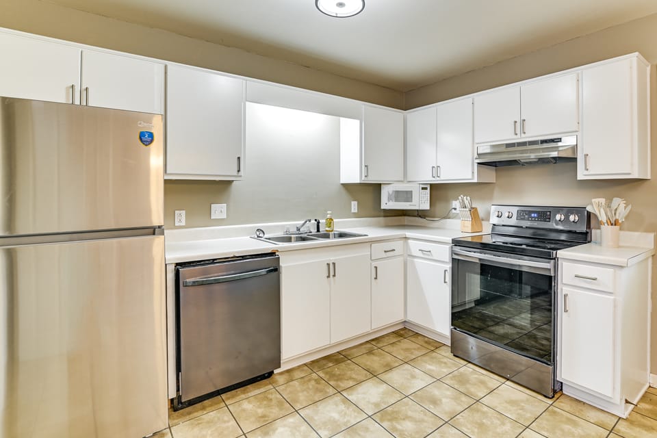 Near MSU & Historic Cotton District! Condo w/ Pool Apartment in Starkville