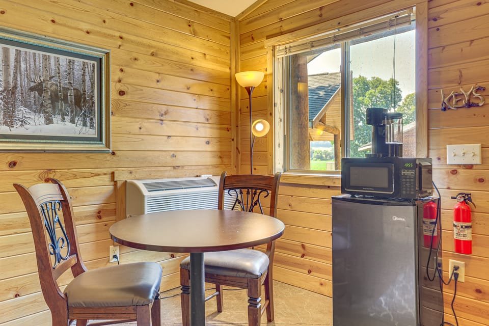 Mississippi River Basecamp! Studio 24 Mi to Winona Apartment in Wisconsin