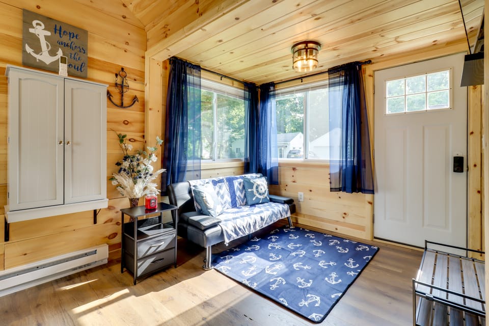 Fire Pit, Gas Grill! Bright Cottage By Devils Lake Apartment in Michigan