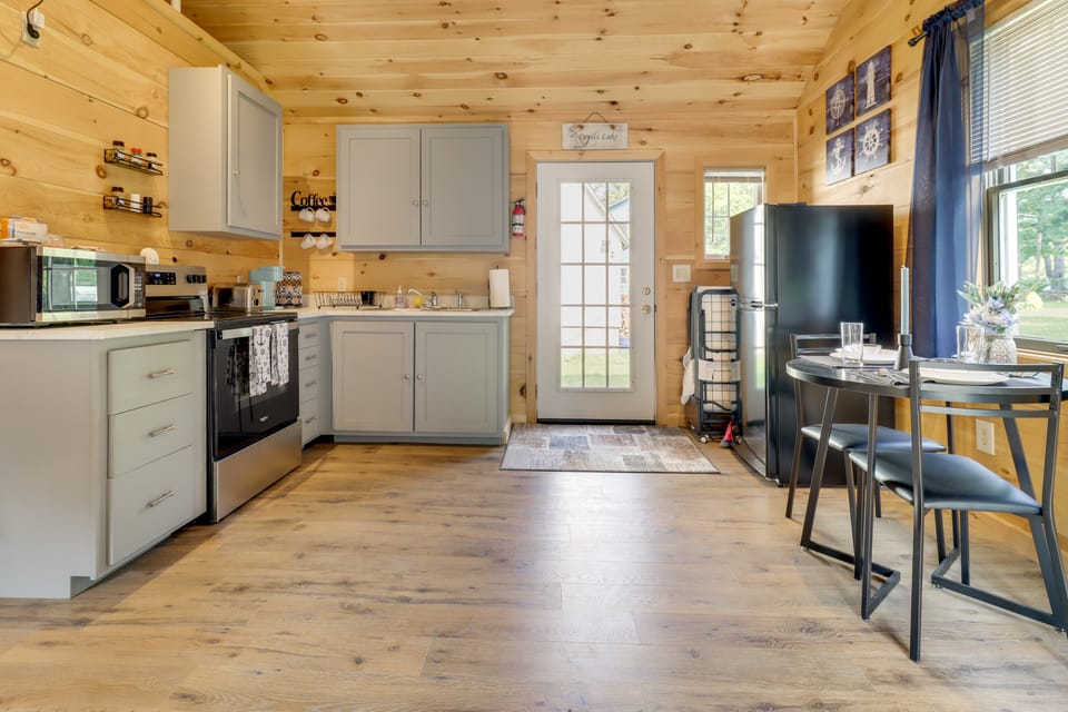 Fire Pit, Gas Grill! Bright Cottage By Devils Lake Apartment in Michigan