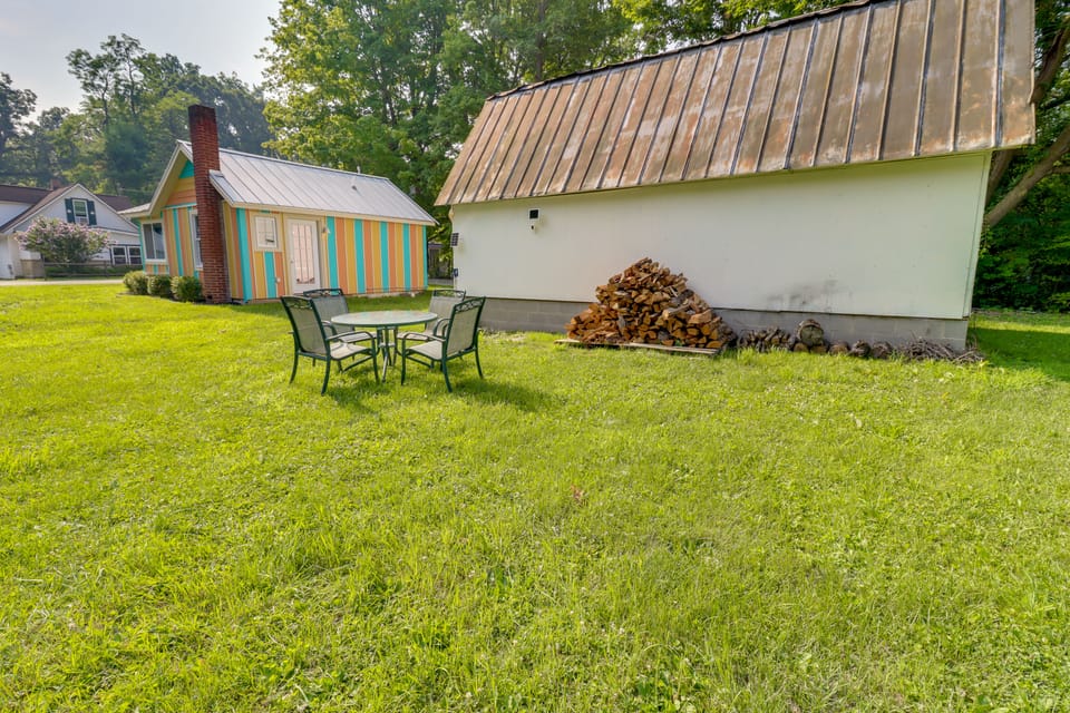 Fire Pit, Gas Grill! Bright Cottage By Devils Lake Apartment in Michigan