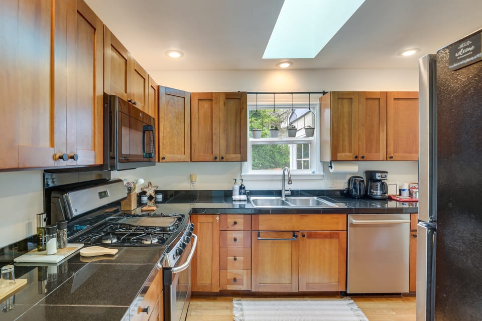 Walk to Beaches! Lincoln City Family Home w/ Yard House in Devils Lake