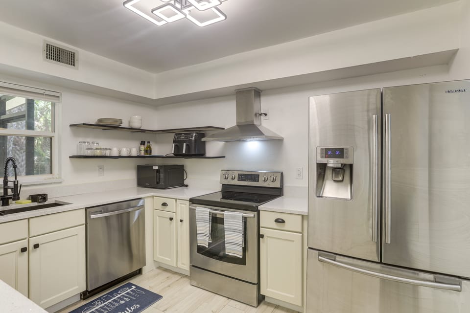 4 Mi to Sea Turtle Beach! Family Retreat w/ Yard Apartment in Jensen Beach
