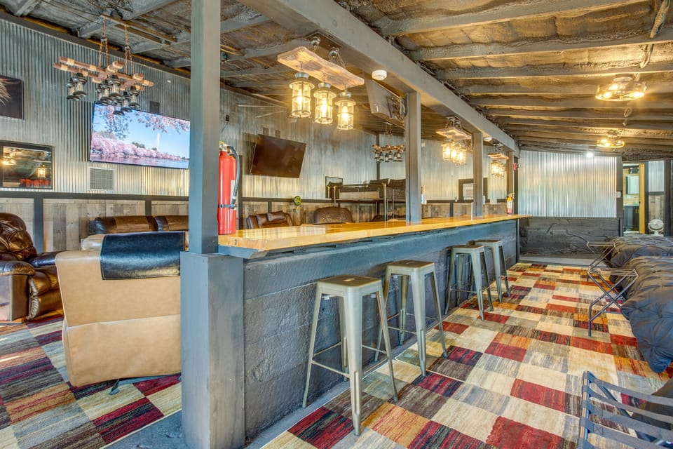 Cast & Relax! Lake-View Fishing Cabin in Monmouth Apartment in Iowa