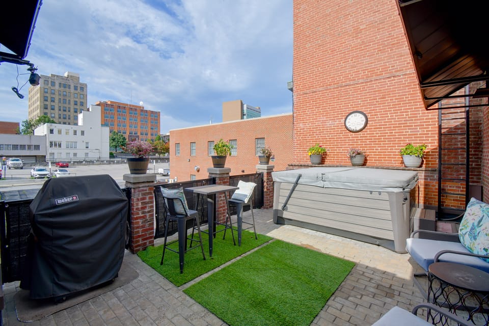 Urban Downtown Roanoke Loft w/ Private Hot Tub Apartment in Roanoke