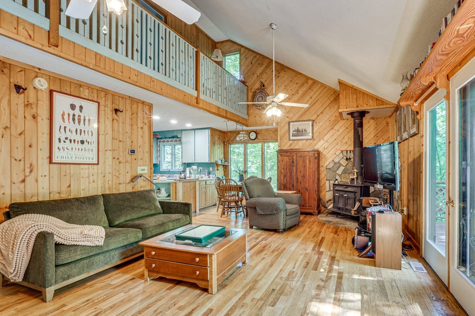 9 Mi to Lake Keowee! Secluded Creekfront Getaway House in Pickens County