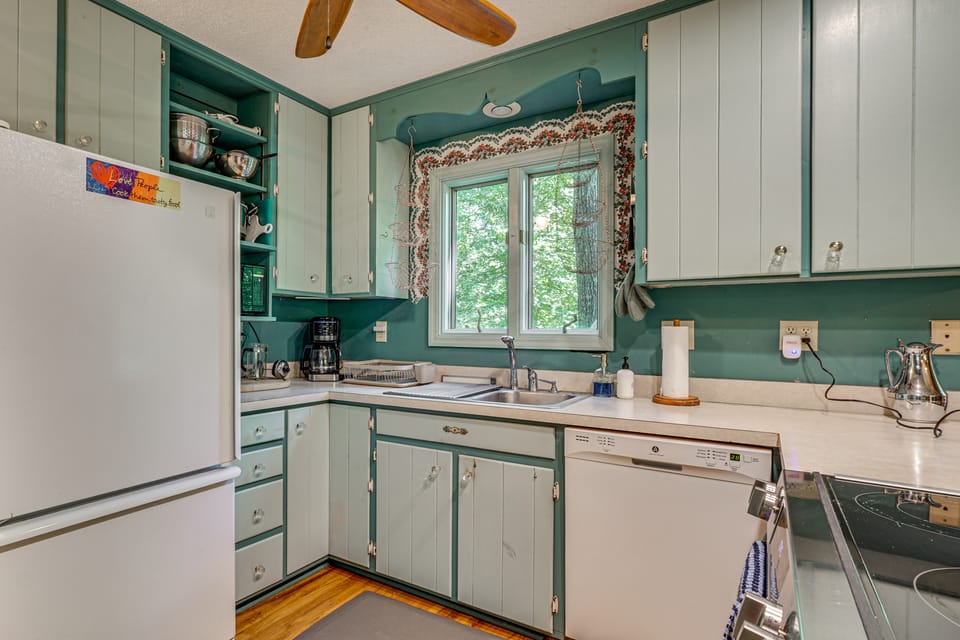 9 Mi to Lake Keowee! Secluded Creekfront Getaway House in Pickens County