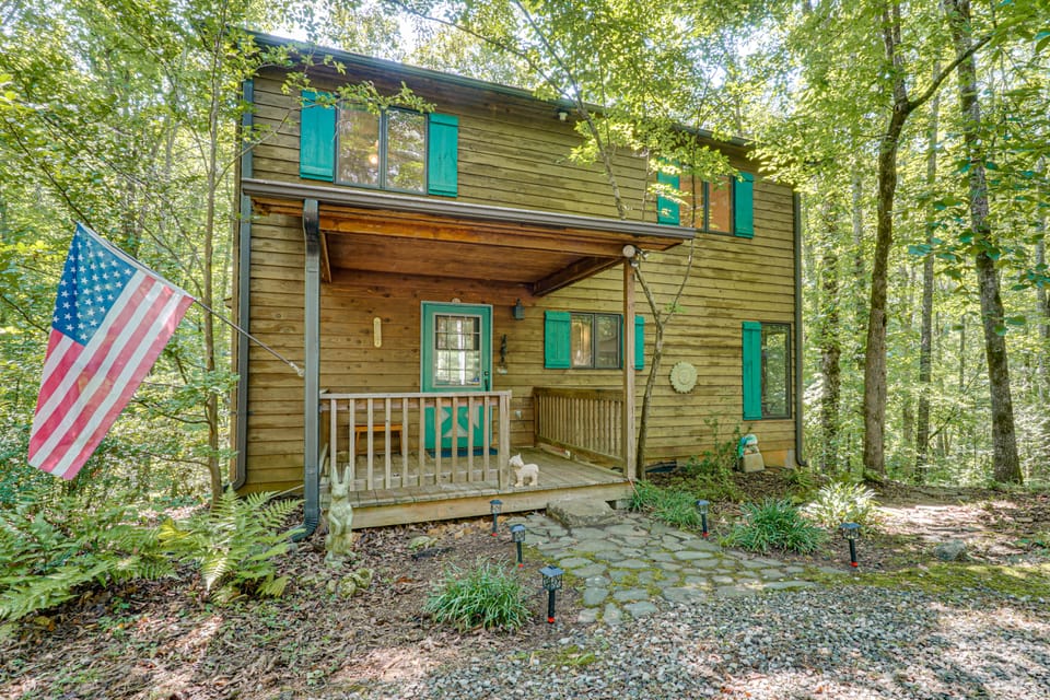 9 Mi to Lake Keowee! Secluded Creekfront Getaway House in Pickens County