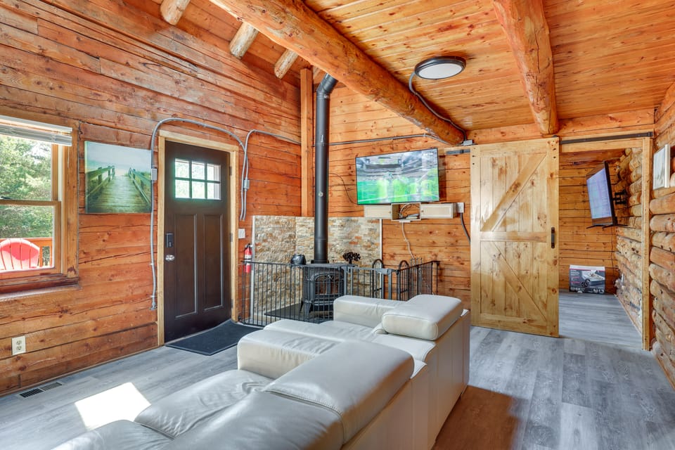 Classic New England Cabin on Belleau Lake House in Wakefield