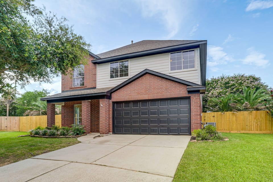 Near Splashtown & The Woodlands! Poolside Retreat House in Harris County
