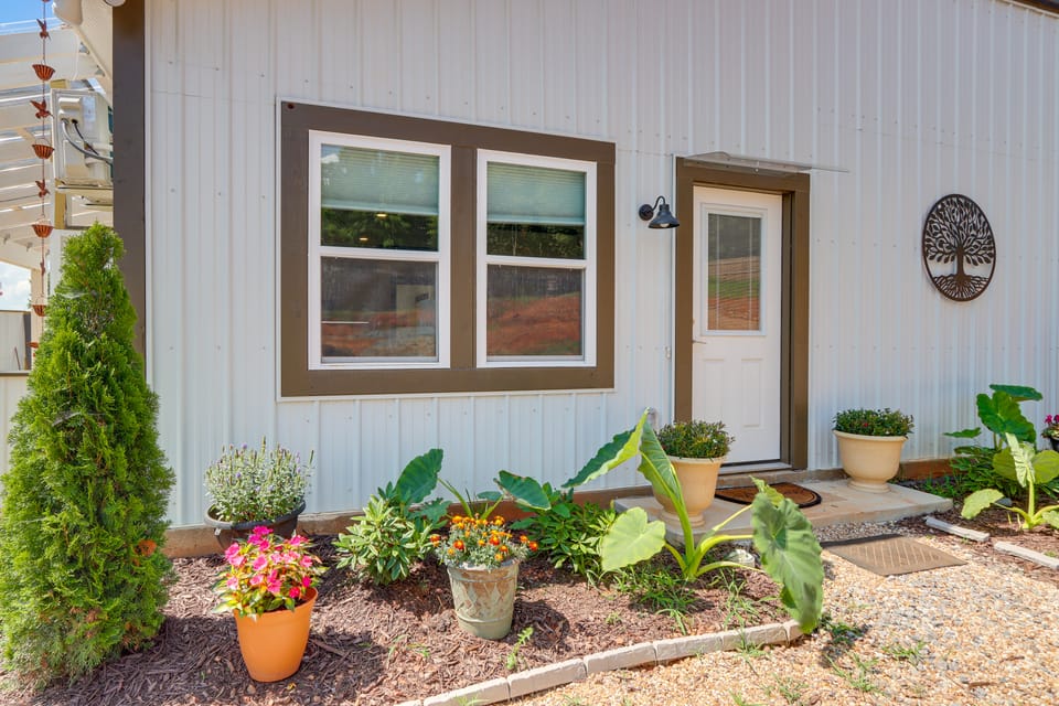 Close to Lake Chatuge! Modern Hillside Barndo Apt! Apartment in Chatuge Lake