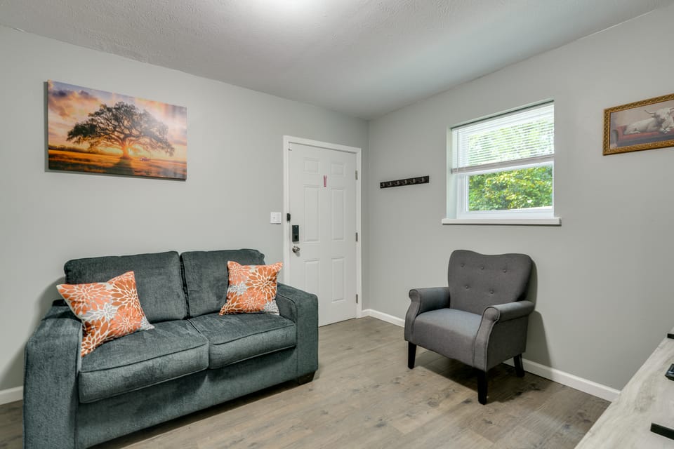 Rolling Hills Retreat, Cozy 2BR Near Lakes/Smokies House in Morristown