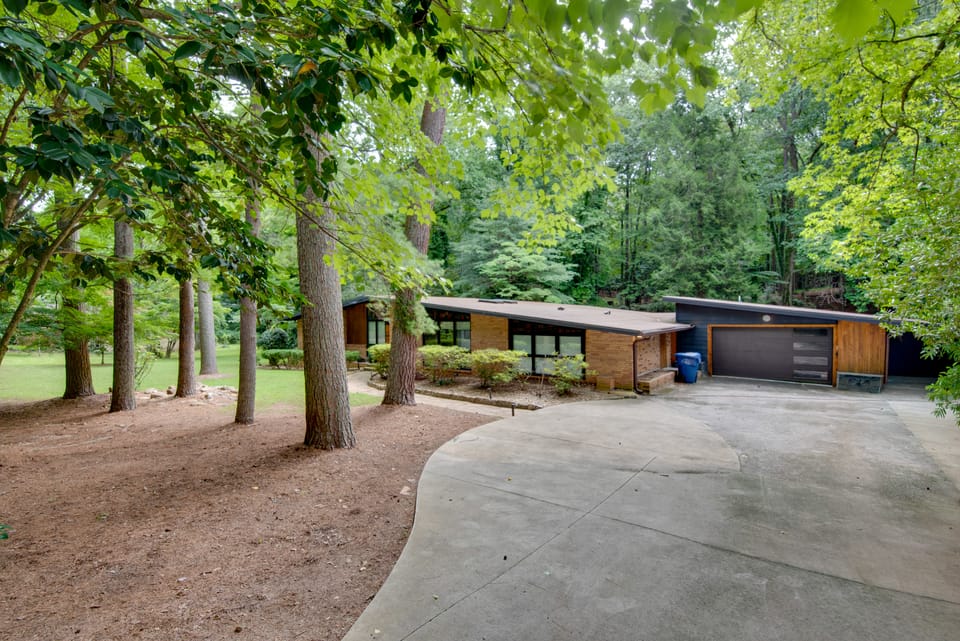 Quiet Mid-Century Modern Gem, 6 Mi to Dtwn Atlanta House in Atlanta