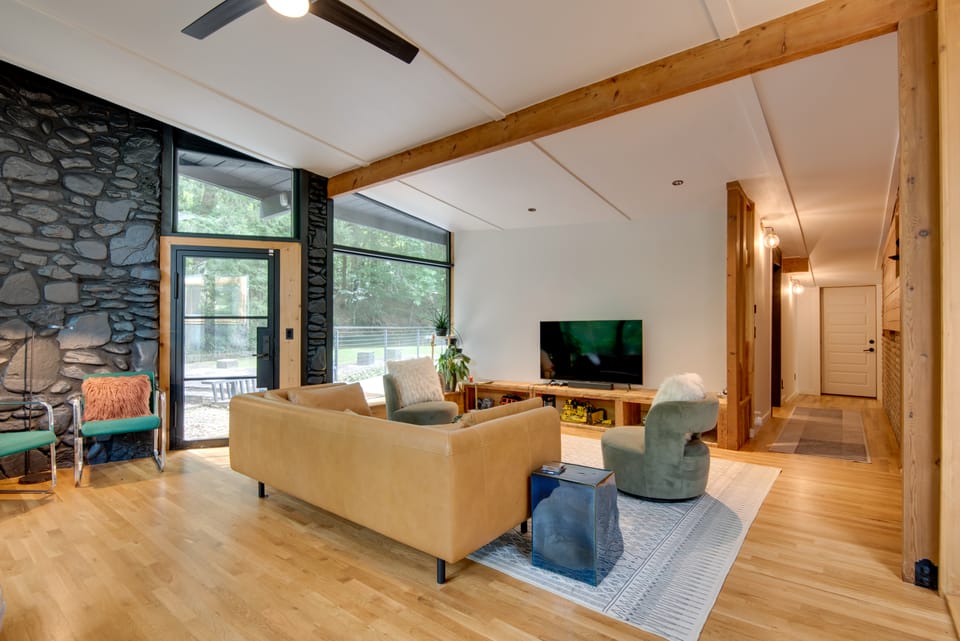 Quiet Mid-Century Modern Gem, 6 Mi to Dtwn Atlanta House in Atlanta