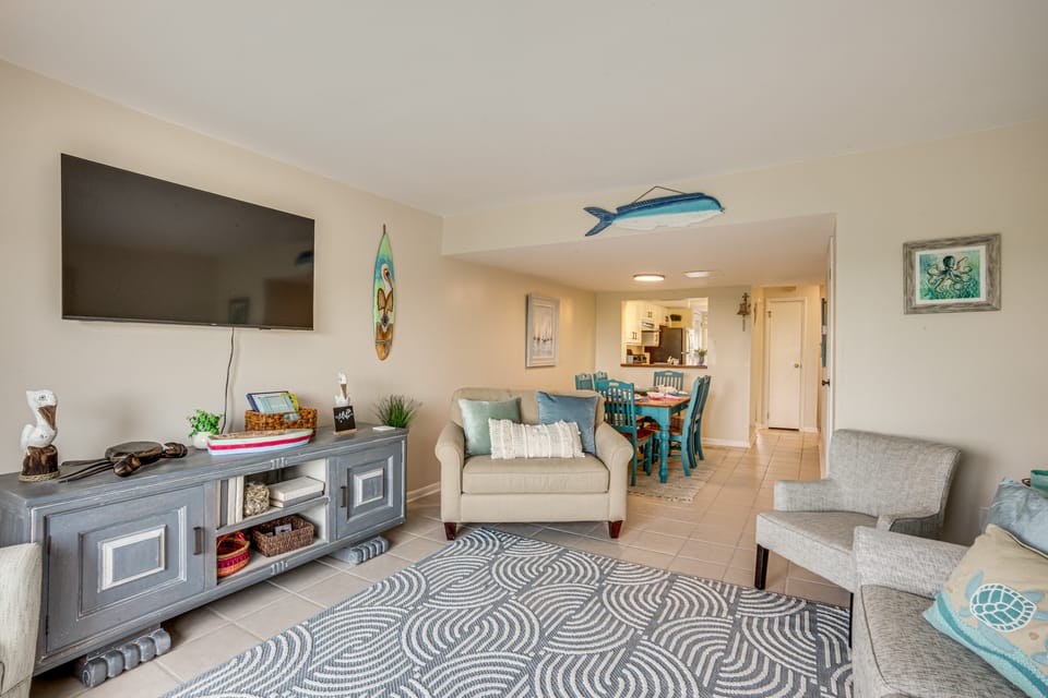 Walk to Beach: Harbor Island Condo w/ Deck Apartment in South Carolina