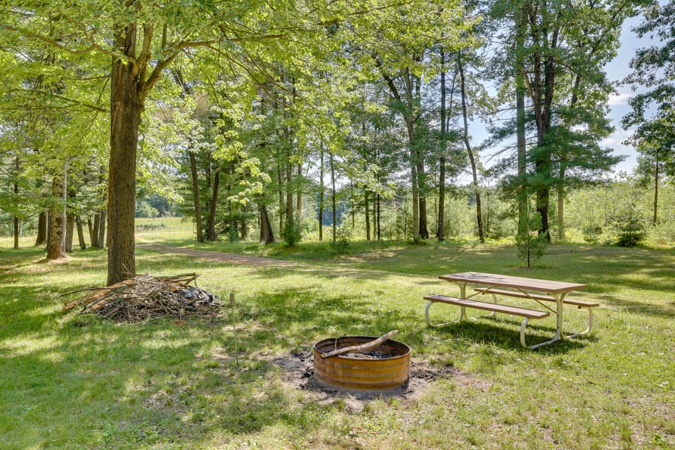 Near Trails, Lakes, Parks! Country Cabin House in Wisconsin