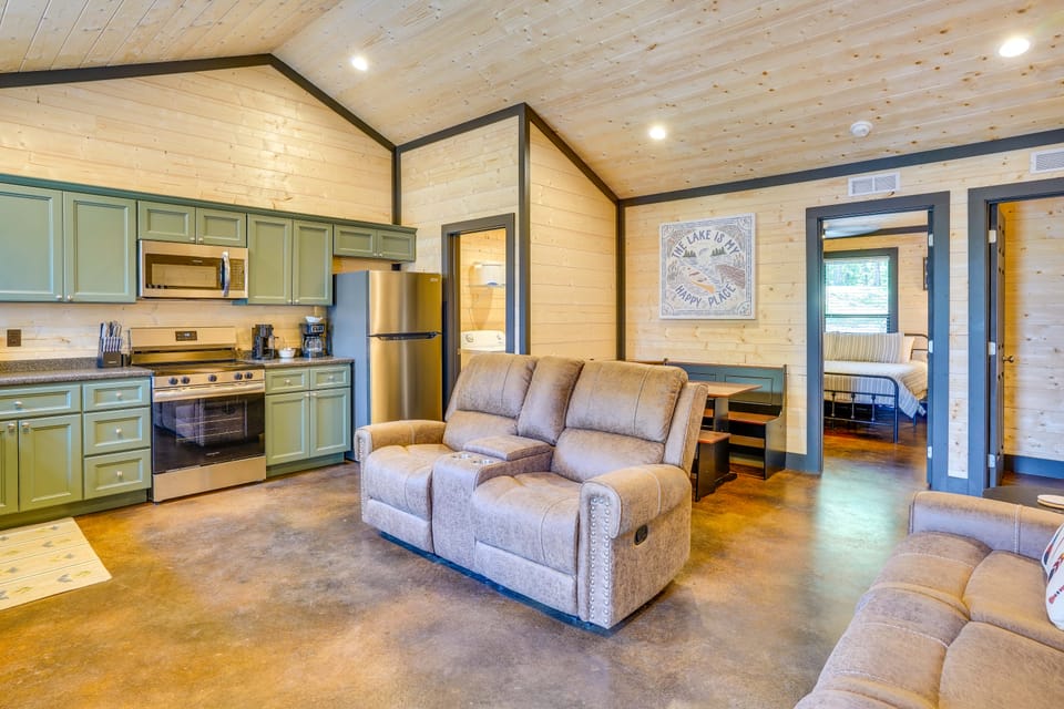 Family & Pet Friendly! Murray Cabin w/ Lake Access House in Lake Barkley