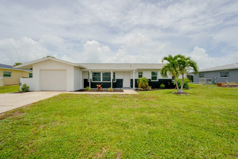 7 Mi to Beach! Canal-Front Retreat in Rotonda West House in Rotonda West
