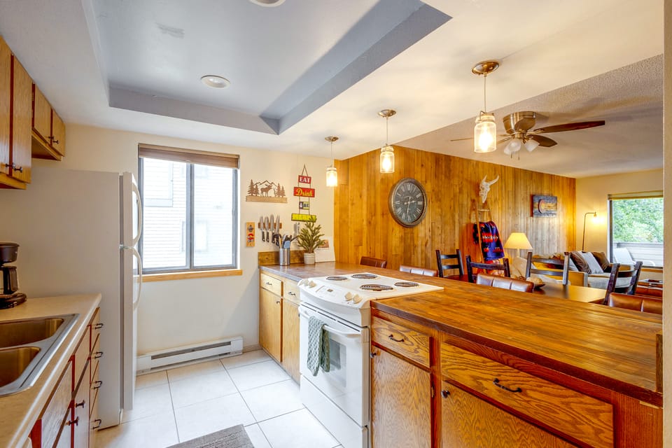 Fraser Condo w/ Pool & Hot Tubs: Close to Trails! Apartment in Fraser