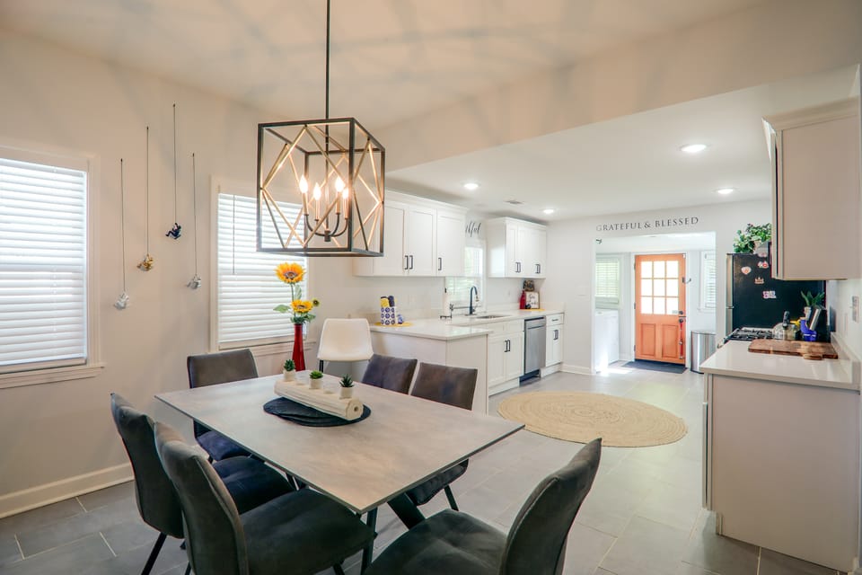 Quiet Yard, Remote Workspace! Modern Memphis Home House in Memphis