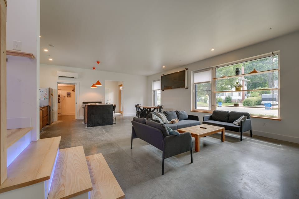 Shop, Dine, Walk to Deering Oaks! Family Getaway House in Portland
