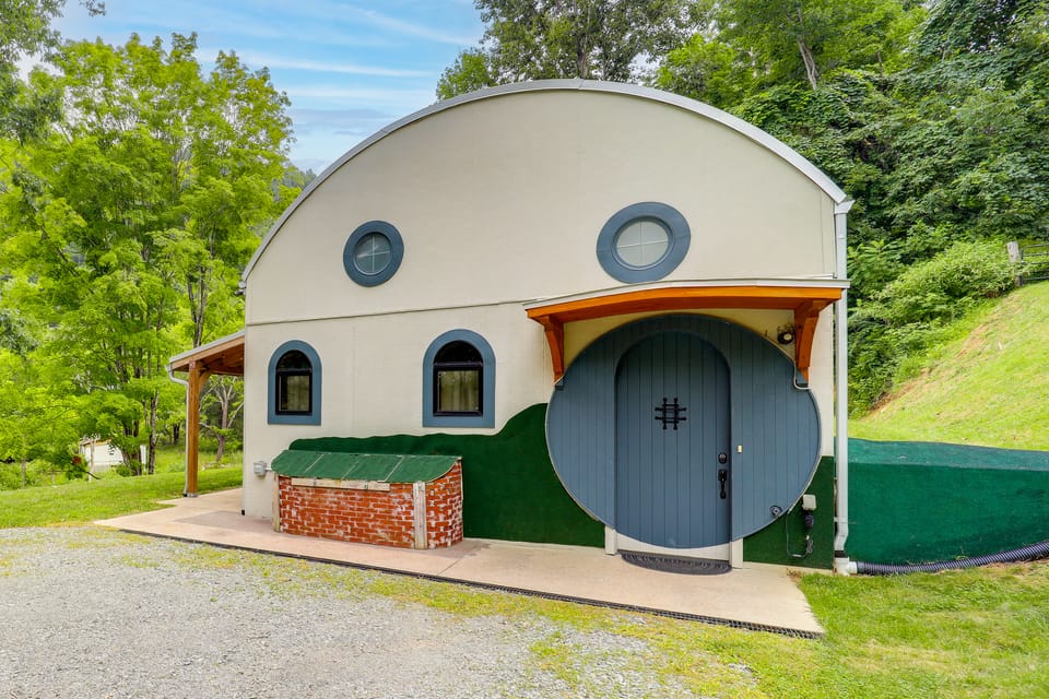 Outdoor Kitchen! 'The Hobbit House' on Elk River House in North Carolina