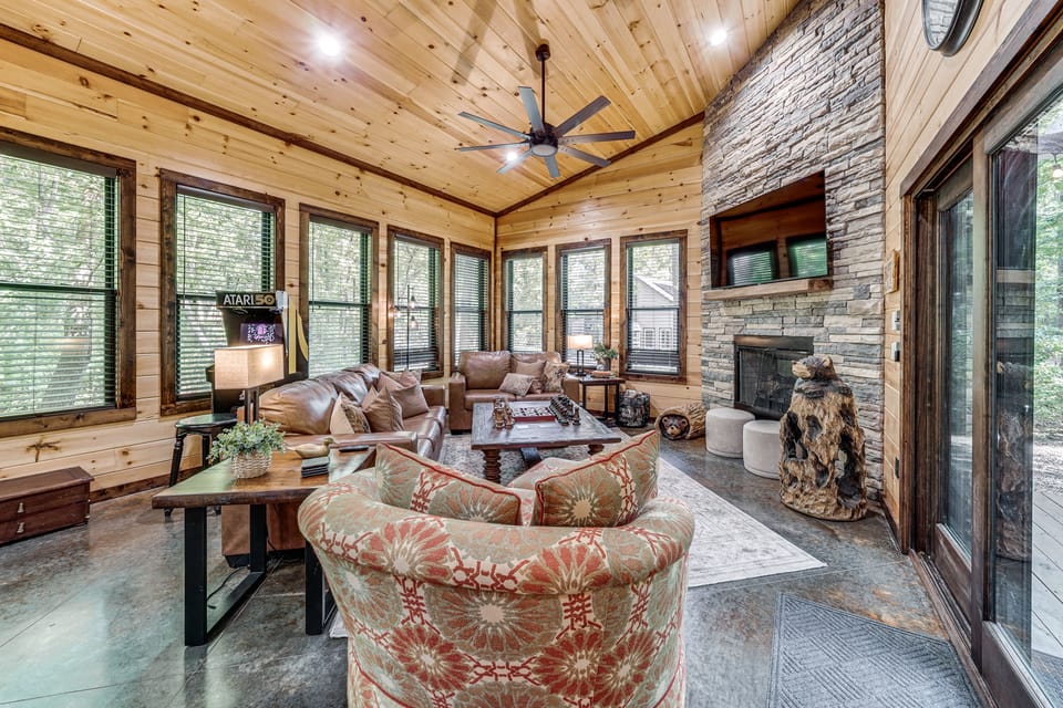Hike, Soak & Play! Luxe Broken Bow Escape House in Broken Bow
