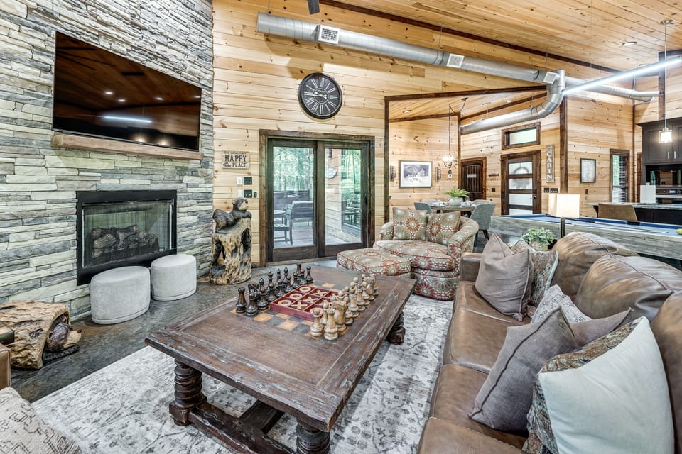 Hike, Soak & Play! Luxe Broken Bow Escape House in Broken Bow