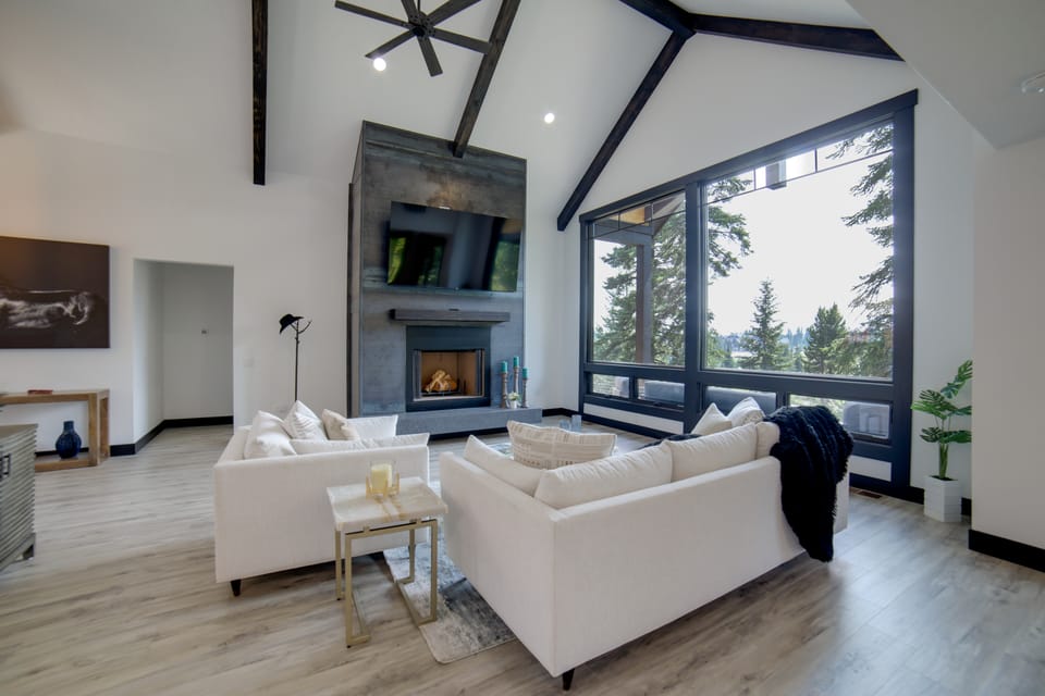 Brand-New Luxury Estate with Expansive Mtn Views! House in Valley County