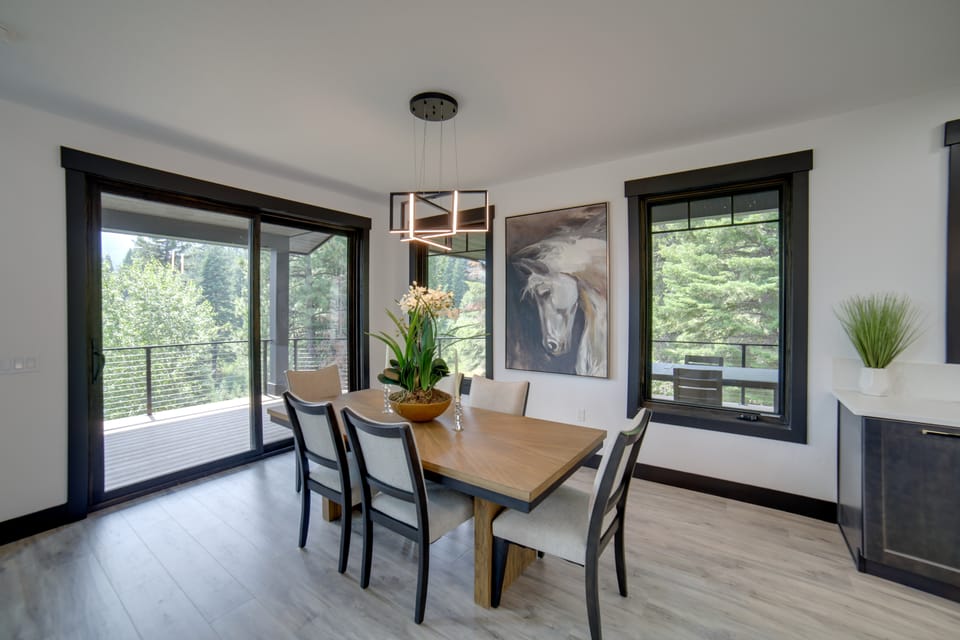 Brand-New Luxury Estate with Expansive Mtn Views! House in Valley County