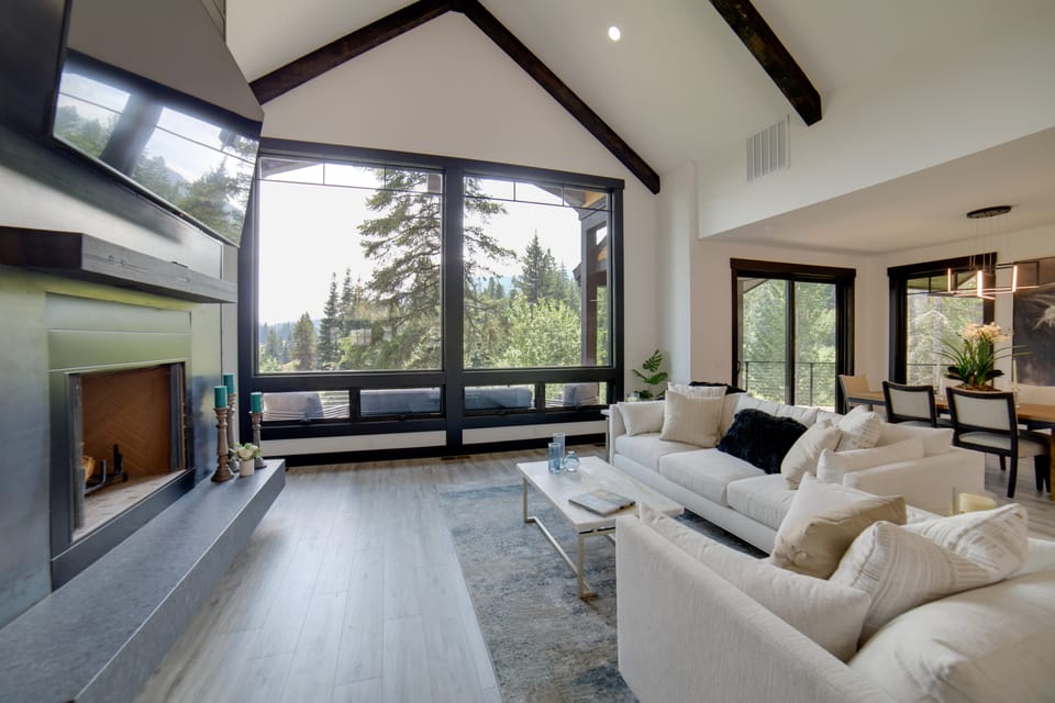 Brand-New Luxury Estate with Expansive Mtn Views! House in Valley County