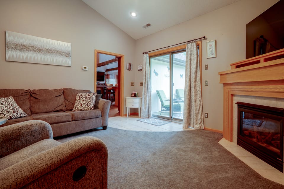 Lakefront Getaway! Family-Friendly Deer Park Home House in Wisconsin
