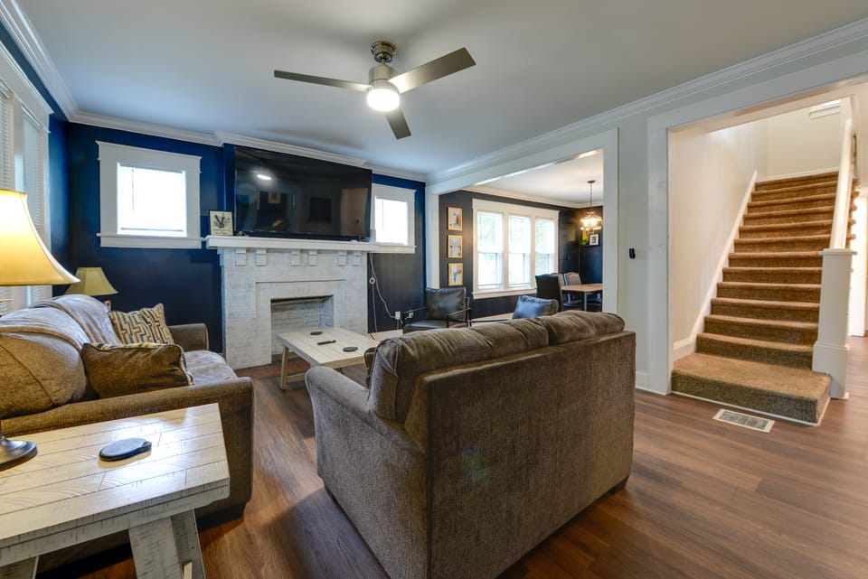 1 Mi to UNCG & Dtwn! Group Retreat w/ Private Yard House in Greensboro