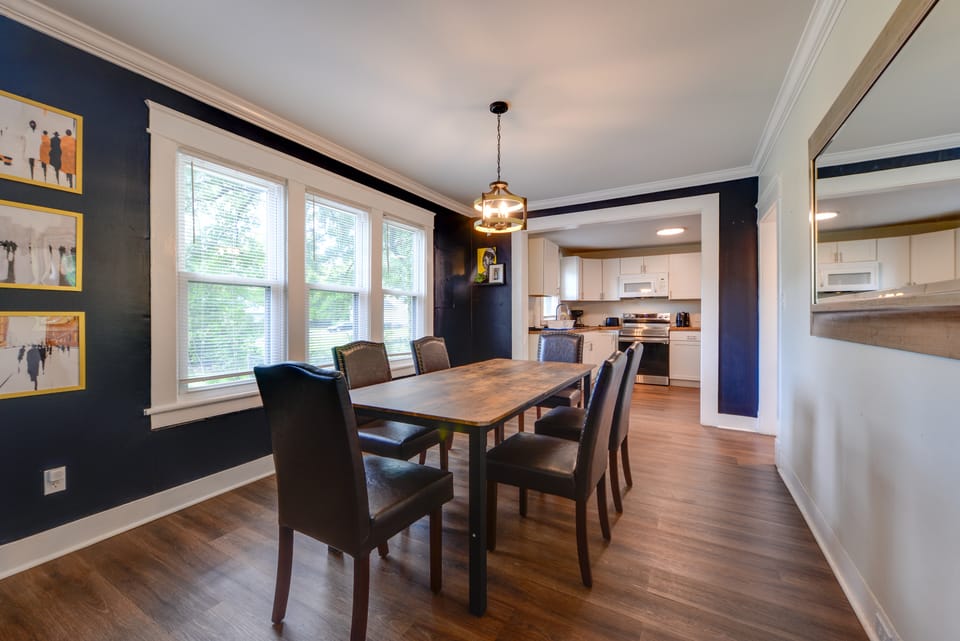 1 Mi to UNCG & Dtwn! Group Retreat w/ Private Yard House in Greensboro