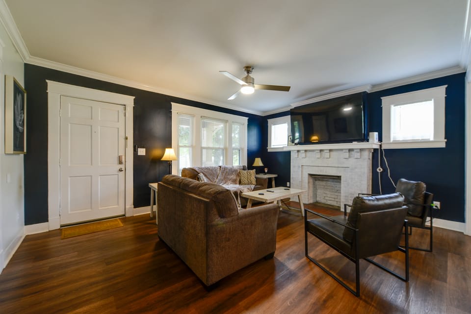 1 Mi to UNCG & Dtwn! Group Retreat w/ Private Yard House in Greensboro
