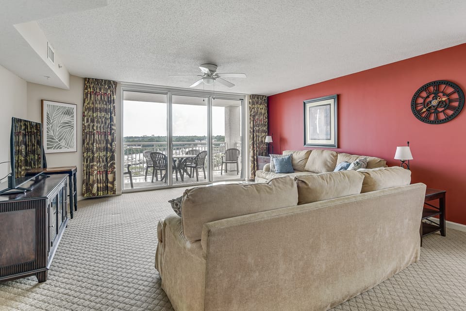 Tee Times & Pool Vibes! North Myrtle Beach Retreat Apartment in North Myrtle Beach