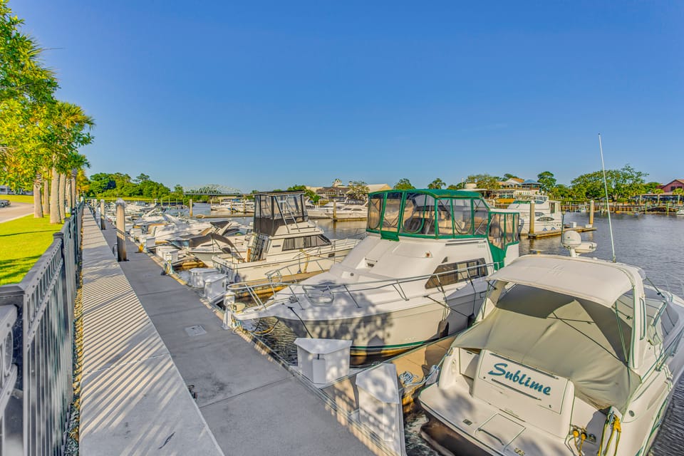 Tee Times & Pool Vibes! North Myrtle Beach Retreat Apartment in North Myrtle Beach