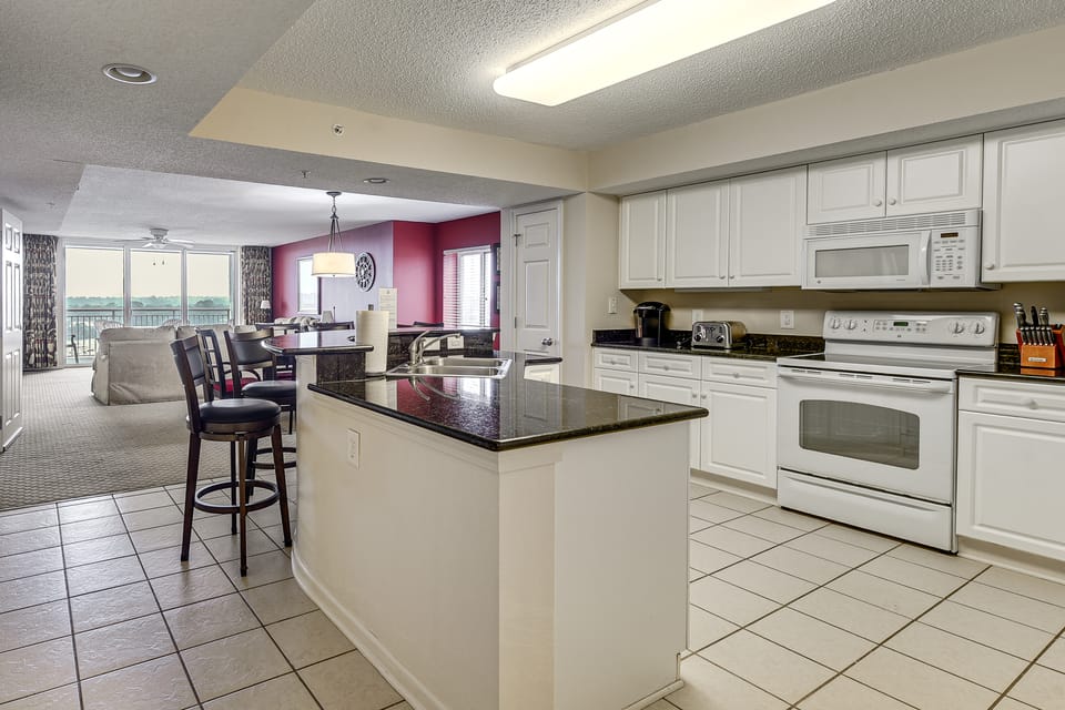 Tee Times & Pool Vibes! North Myrtle Beach Retreat Apartment in North Myrtle Beach